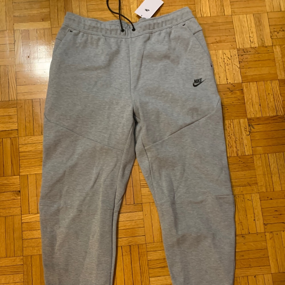 Nike Tech Fleece - new with tag